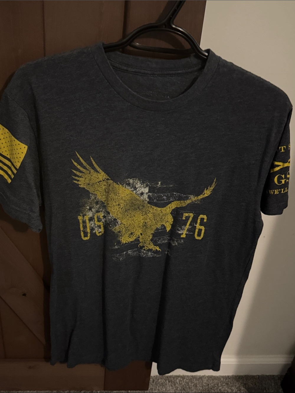Men's Short-Sleeve Eagle Graphic Tee - Charcoal & Yellow